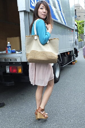 Cosplay fan Tomomi Matsuda is aroused outdoors